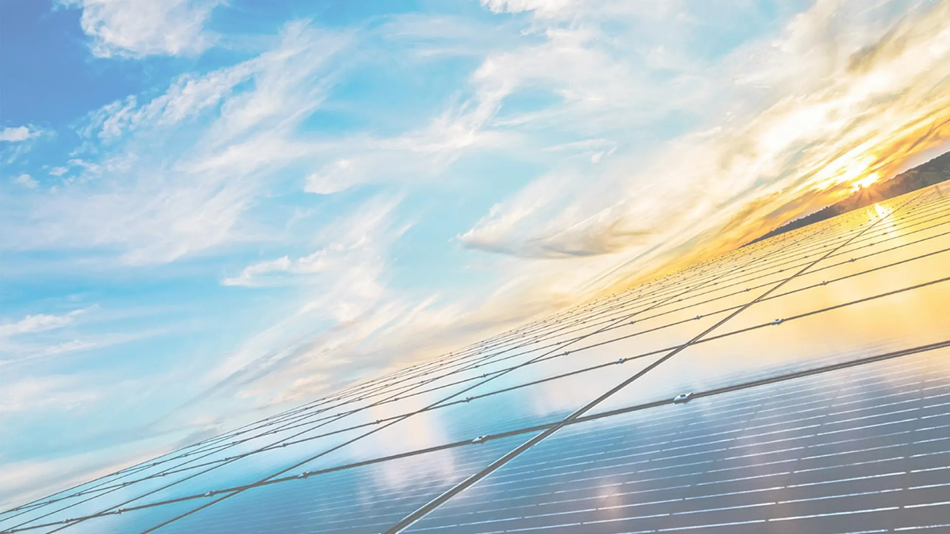 Painéis solares sob céu azul ao amanhecer